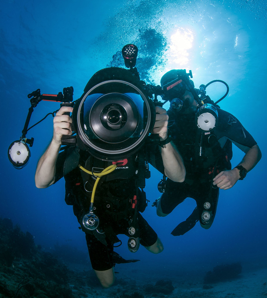 التواصل في التصوير الفوتوغرافي للنموذج تحت الماء